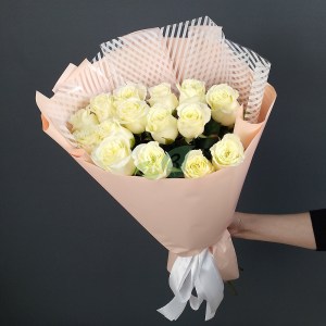 buket-iz--belykh-roz-60sm-25-sht-1